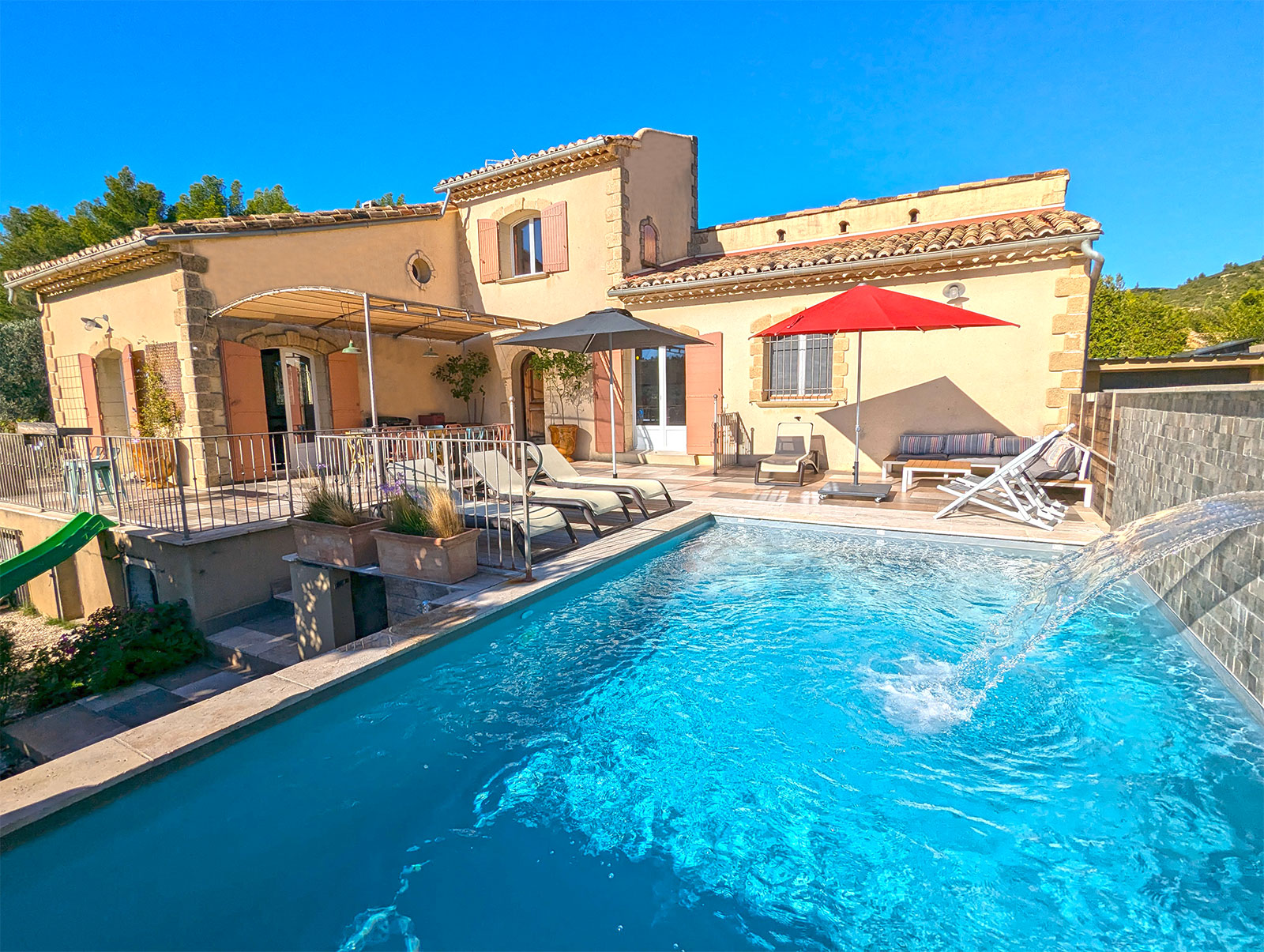 Vue sur gîte Le Panorama des Alpilles, location de vacances dans les Alpilles, depuis la piscine
