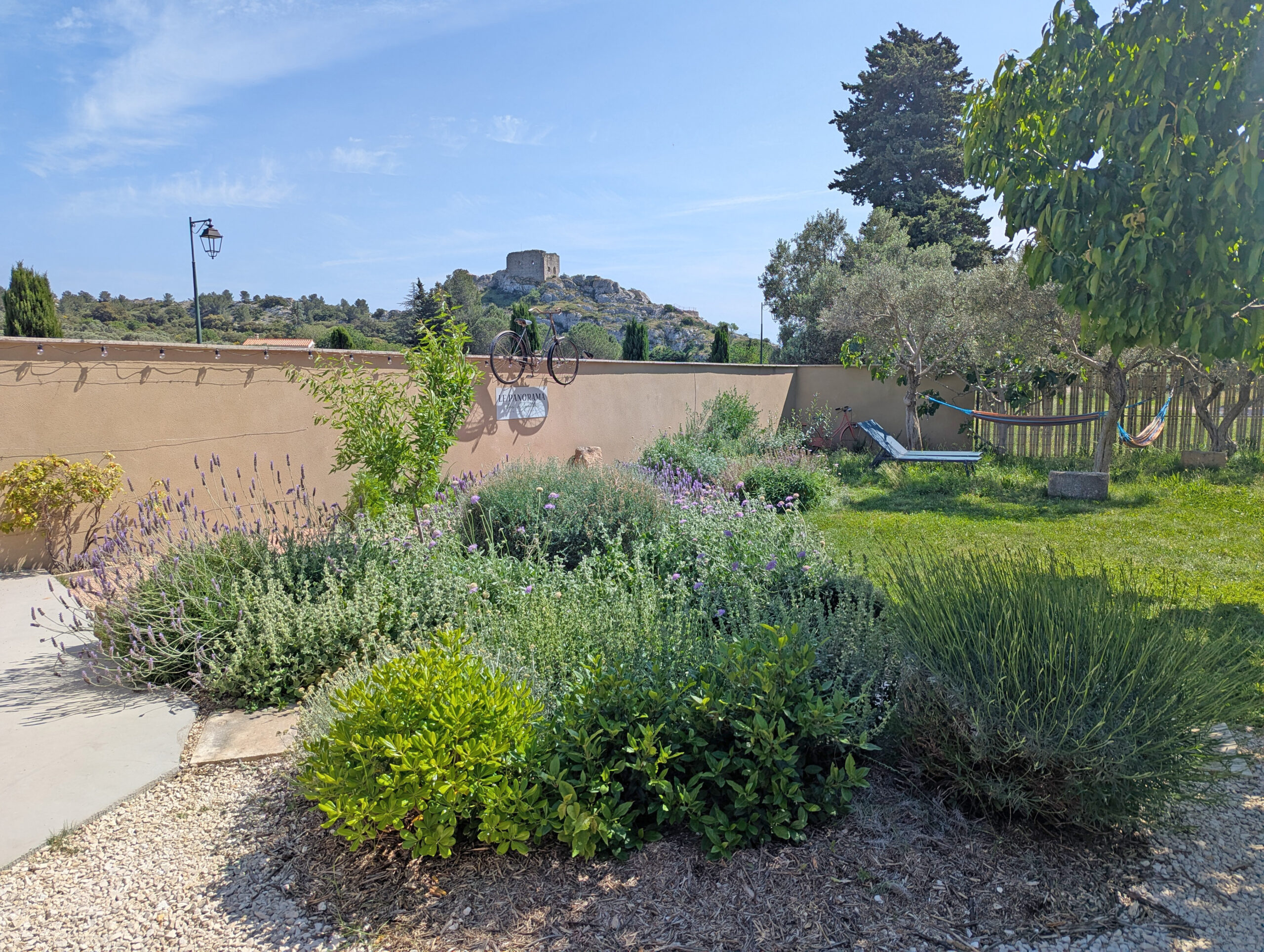 Vue sur jardin du gîte Le Panorama des Alpilles, location de vacances dans les Alpilles