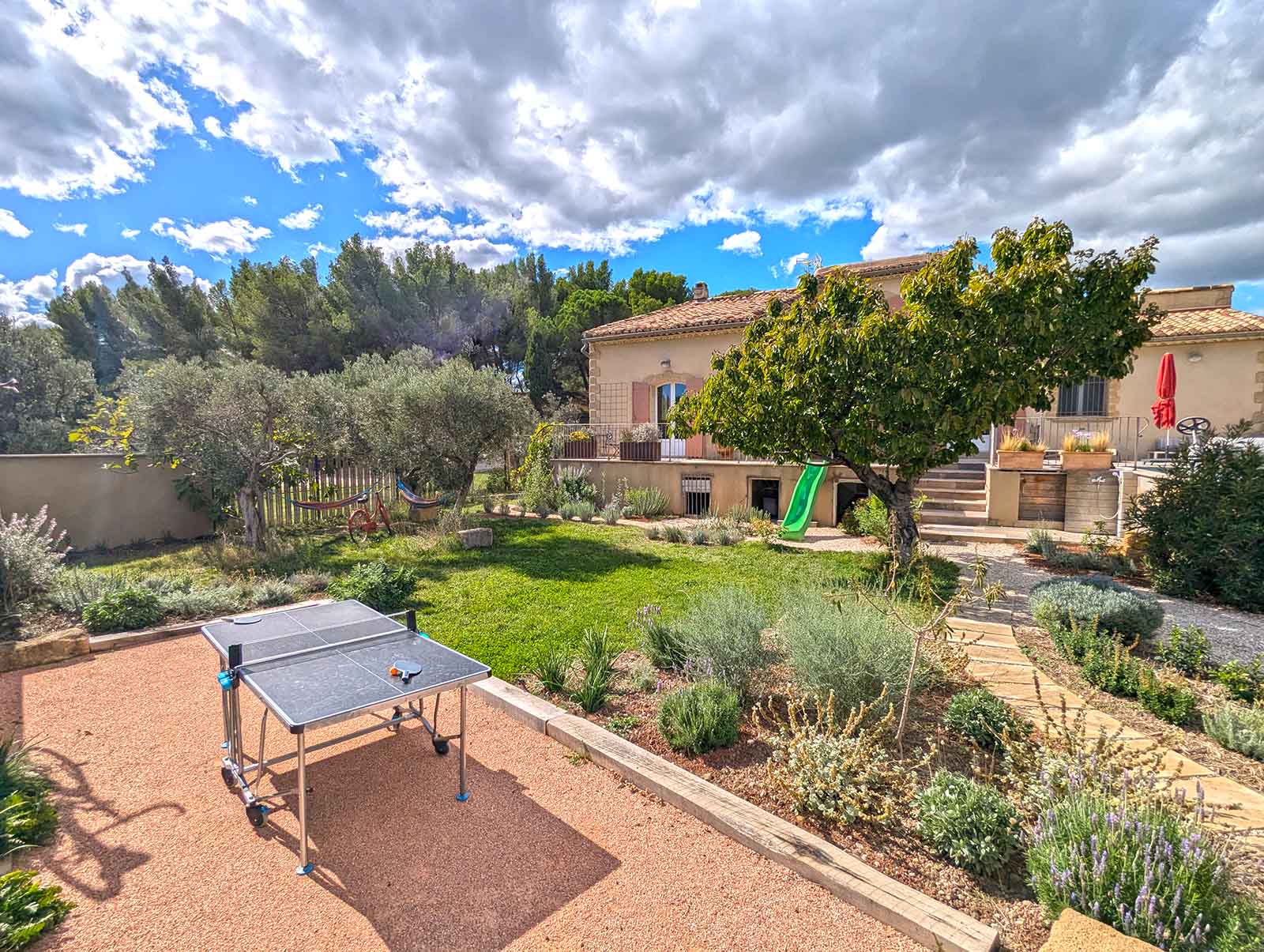 Vue sur l'aire de jeu du gîte Le Panorama des Alpilles, location de vacances dans les Alpilles
